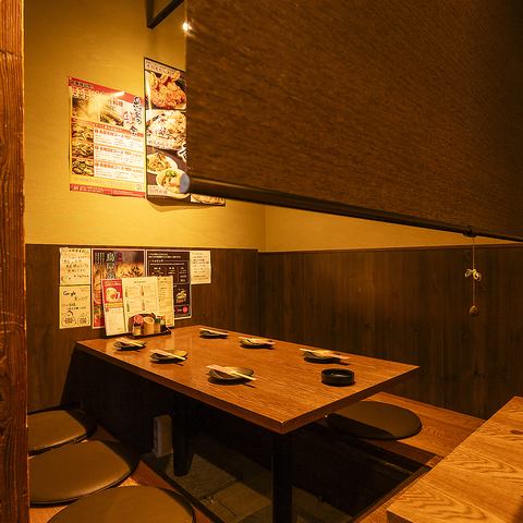 【掘りごたつ席でくつろぎのひととき】当店ではゆったりとした掘りごたつ席をご用意しております。友人や家族との食事にぴったりで、リラックスした時間をお過ごしいただけます。土・日・祝日も営業しているため休日のお出かけ帰りにぜひお立ち寄りください。美味しい料理と共に、心温まるひとときをお楽しみいただけます。