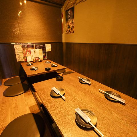 【谷町4丁目駅近！掘りごたつで宴会を】大阪メトロ谷町線谷町4丁目駅から徒歩3分の場所にあるこちらのお店は、和気あいあいとした雰囲気が魅力です。最大10名様まで利用できる半個室の掘りごたつ席があり、プライベート感を大切にしたい団体様に最適です。おいしい料理と共にリラックスした時間を過ごせること間違いなし。