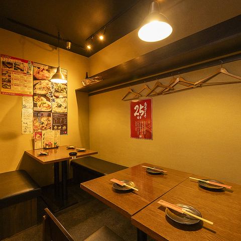 【宴会に最適なスペースをご用意】小規模から大規模まで、人数に応じた仕切りが可能な宴会スペースを完備しています。2名様から20名様まで、柔軟に対応いたしますので、会社の飲み会や友人との集まりに最適です。また、2次会にもご利用いただけるので、楽しさをそのまま引き継げます。心温まるひとときをお過ごしください。