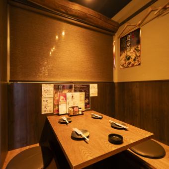 パーテーションで仕切られたテーブル席は、4～6名様向けのプライベート空間を提供します。周囲を気にせず、親しい友人と会話を楽しむことができます。静かな環境で、特別な時間を過ごすのにぴったりです。おしゃれなインテリアが心を和ませ、リラックスした雰囲気を演出します。大切な集まりや会議に、ぜひご利用ください。