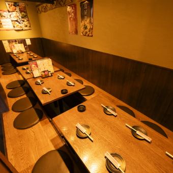掘りごたつでゆったりとした時間を楽しむことができるテーブル席を完備しています。2名から8名まで利用可能で、仕切りを設けることもできるため、小規模な宴会に最適です。気の合う仲間とともに、心地よい空間で特別なひとときをお過ごしください。アットホームな雰囲気で、リラックスした食事を楽しむことができ人気です。