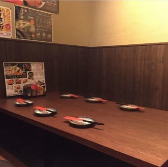 堀りごたつ席は、最大6名様までのグループにぴったりなお席を2卓をご用意しています。心地よい温もりに包まれながら、仲間と楽しいひとときを過ごすことができます。足を伸ばしてリラックスできるこの空間は、特別な集まりや大切な時間を共有するのに最適です。美味しい料理と共に、ゆったりとした時間をお楽しみください。