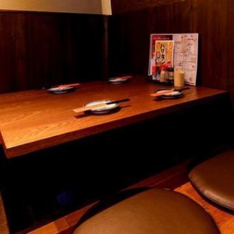 心地よい掘りごたつ席♪4名様までのグループに最適な空間をご用意しています。リラックスしながら会話を楽しむのにぴったりな2卓をご用意。足を伸ばしてゆったりとした時間を過ごしませんか？温もりあふれる雰囲気の中で、おいしい料理と共に素敵なひとときをお楽しみいただけます。心温まるおもてなしでお迎えいたします。