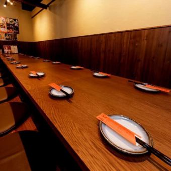 11名様から20名様までご利用いただける半個室の掘りごたつ席は、会社の宴会や各種お集まりに最適です。温かな雰囲気の中で、リラックスしながら大切な時間をお過ごしいただけます。プライベート感あふれる空間で、親しい方々との会話を楽しみながら、心ゆくまでご堪能ください。特別なひとときを演出する理想的な場所です。