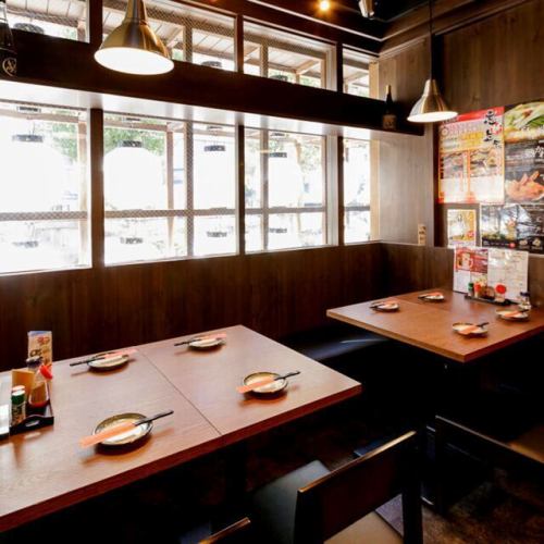 レイアウトしやすい【テーブル席】も16席ご用意◎