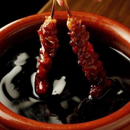 熟成された旨味、秘伝のタレで極めた焼き鳥をご賞味あれ