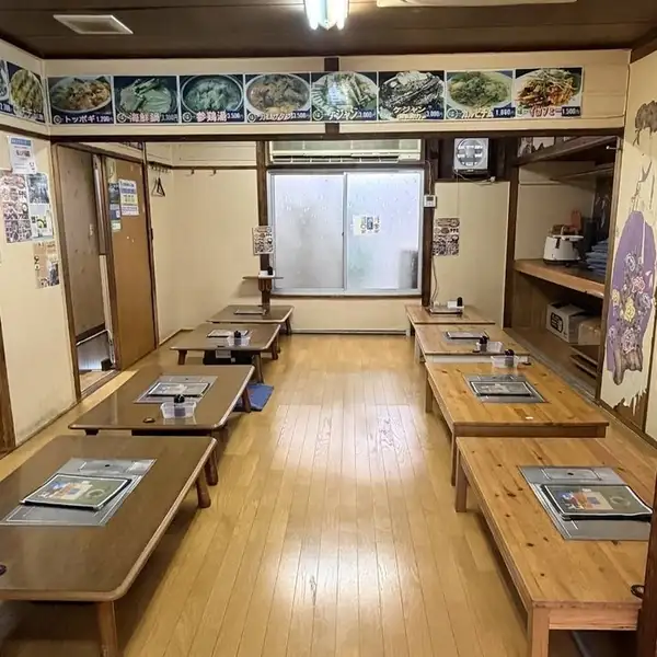 【平日30名~60名様まで貸切可能】大型宴会やパーティーに最適な広々スペースを完備!用途に合わせてテーブルレイアウトの調整も自由自在です。落ち着いた雰囲気の店内でおいしい韓国料理と充実のドリンクを楽しみながら、周りを気にせずゆったりとした時間を過ごせます。大人数での会社宴会などにぜひ◎