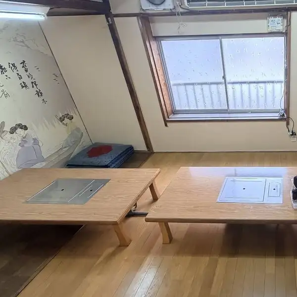 【少人数でのご利用に最適】落ち着いた雰囲気の中で、ゆっくり会話と食事が楽しめる座敷席やテーブル席をご用意。プライベート感を大切にしたレイアウトなので、デートや友人との食事、大切な方とのひとときにぴったりです。居心地の良い空間で自慢の韓国料理を囲みながら、至福の時間をゆったりお過ごしください。