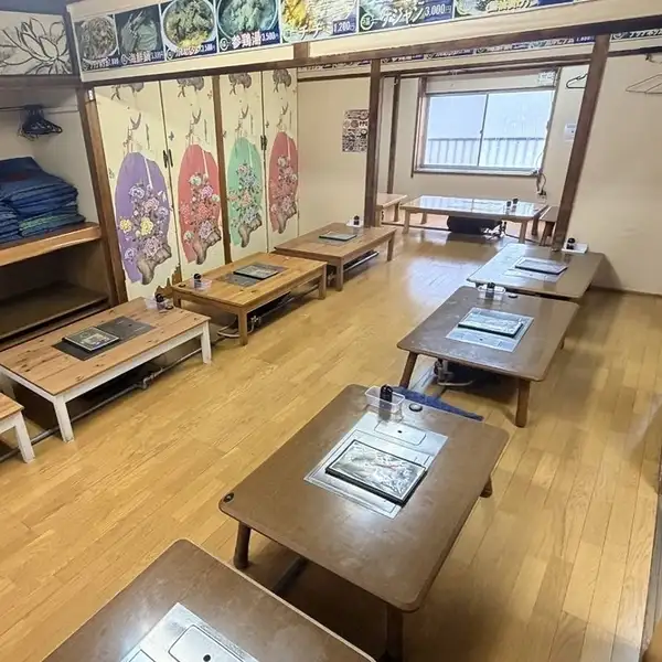 温かみのある照明と落ち着いたインテリアで統一された店内は、居心地の良さ抜群。平日のサク飲みや女子会にも便利です。貸切対応や充実の飲み放題付きコースなど、シーンに合わせた柔軟なサービスで韓国料理を楽しむ時間をより特別に演出します。特別な日の宴会から日常使いまで、ぜひお気軽にお越しください☆