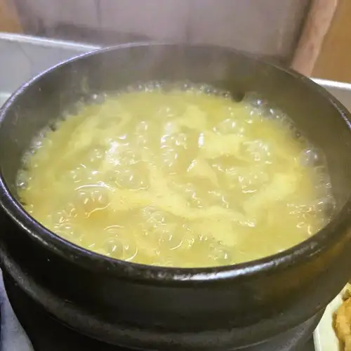 【本場済州島の味】新鮮なアワビの身と肝を贅沢に使用◆コク深くクリーミーな至高のアワビ粥
