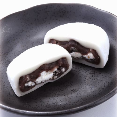 Daifuku mochi (rice cake with daifuku filling)