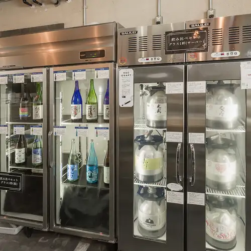 Osaka's best selection of sake from its dispenser! Pour your own and compare different sakes♪