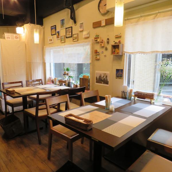 We have 2 table seats for 4 people.If you use 2 of them, it is possible to have up to 8 people come to the store! We welcome drinking parties and banquets after work ♪