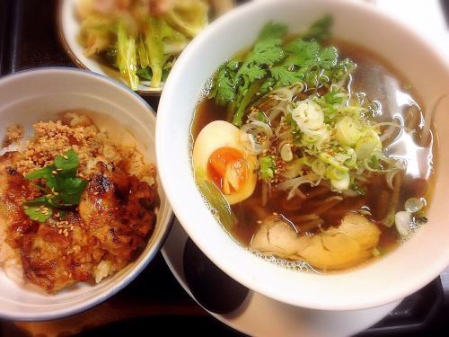 本日の日替りCランチ焼鳥丼&鳥ラーメン(塩か醤油)膳