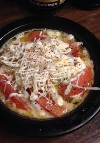 トマトとモッツァレラチーズの陶板焼き