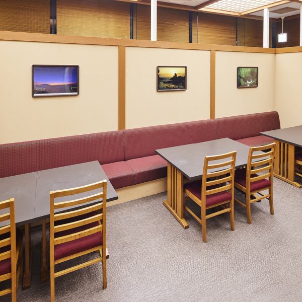 お一人様でもお気軽にご利用いただけるテーブル席もご用意しております。