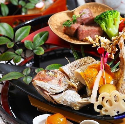 【午餐】品嚐「時令懷石料理套餐－櫻花泰懷石料理」（3月1日至5月31日），感受春天的美味。