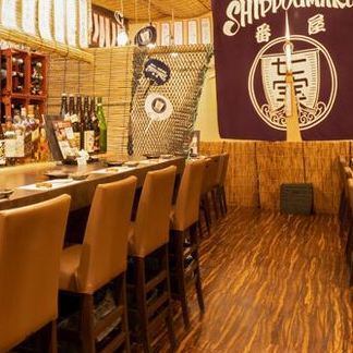 カウンター席では間近で包丁さばきを見ながら美味しい逸品が楽しめます◎会話も弾むカウンター席で美味しいお酒に美味しい鮮魚をご堪能ください。