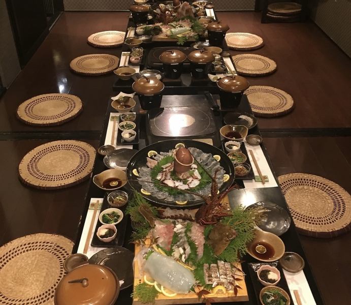 まずは鮮魚のお造りや一品もので乾杯！というのが定番スタイル。素材のおいしさを生かしたお料理を多数取りそろえております！