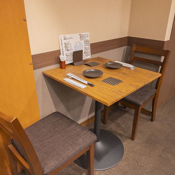 [For dates or meals with friends] We have table seating available for up to two people.You can enjoy your meal while chatting leisurely in a relaxed atmosphere.The perfect space for a date with a loved one or a get-together with friends, we will create a special moment for you.