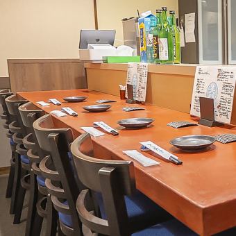 目の前で料理が出来上がっていく様子を眺めながら、気ままなひとときを楽しめます。ぜひふらっとお立ち寄りください。