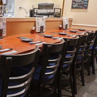 カウンター席ではお酒がたくさん並んでおり、まるでバーのような雰囲気をお楽しみいただけます。ぜひごゆっくりお過ごし下さい。
