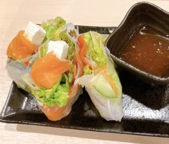 スモークサーモンとクリームチーズの生春巻き