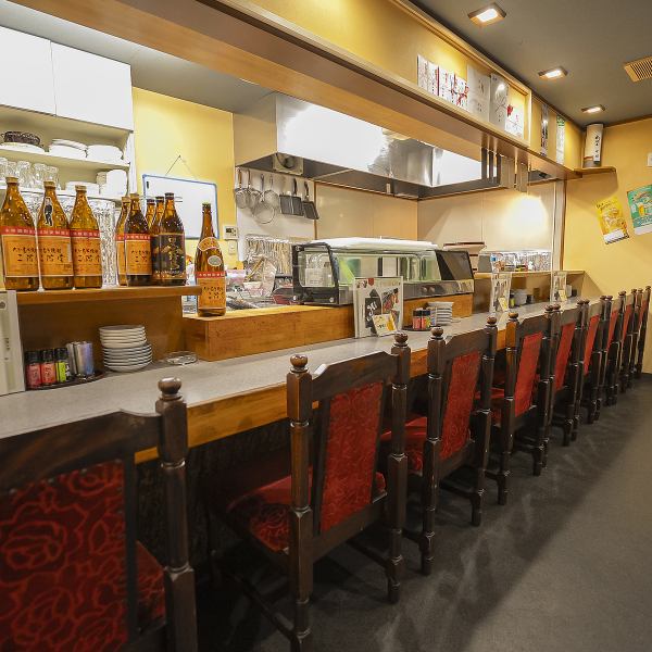 当店のカウンター席は全9席。おひとり様からデート利用まで、幅広いシーンにご利用いただけます◎JR近江八幡駅から徒歩圏内に当店がございますので、普段使いや仕事帰りのちょい飲み、ご友人とのサシ飲みまでお楽しみいただけます！ぜひお気軽にお立ち寄りください♪
