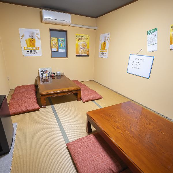 お座敷席は15名様が着席できる広々空間となっており、大人数のご宴会やお集まりの場にピッタリです♪炭火焼の香ばしい薫りが漂う店内で、賑やかなひとときをお過ごしいただけます！また「貸切利用」は20名様以上のご利用で承っております◎当店自慢の逸品とドリンクで、贅沢なご宴会になること間違いなし♪
