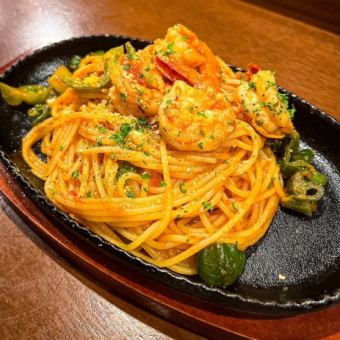 アツアツ！鉄板で食べる海鮮ナポリタン