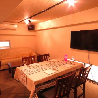 ２Fのお部屋は、TVと音響のご用意があります！お好きな音楽や映像を流しながらお食事を楽しんでいただけます。コースのご利用のみになりますが、使用料・サービス料等はいただいておりません。