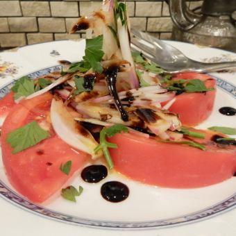Chilled tomato and onion salad