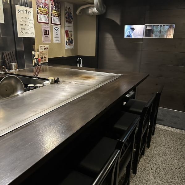 カウンター席の目の前は活気ある厨房と鉄板！焼きたてアツアツをお楽しみ頂けます。お仕事終わりのサク飲み大歓迎。同僚とのちょい飯にもピッタリな居心地の良さが魅力です。お食事デートで肩を並べて乾杯することで、心の距離もグッと縮まります♪お席の確保は事前のご予約が確実です◎