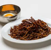 卵黄を絡めて食べる焼きそばは独特
