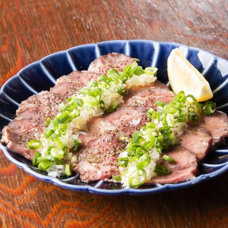 Popular dish of Nikuniku Shigeru! [Beef tongue sashimi: 780 yen (tax included)] Freshness ◎ A gem that shines with professional skills