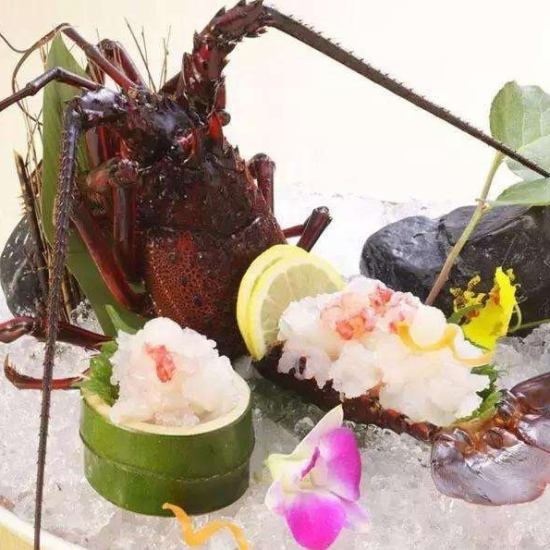 All-you-can-drink course with spiny lobster sashimi is 2980 yen! All seats are private rooms!