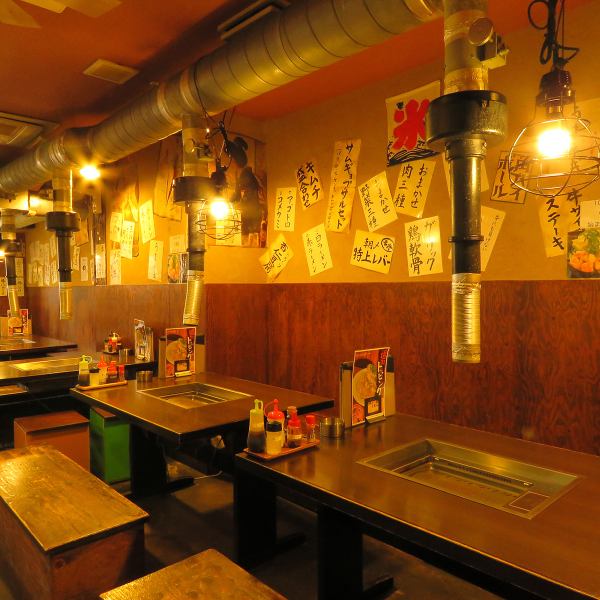[Inside view] We have prepared seats (counter seats and table seats) that are easy to use for each scene, such as when you want to drink alone, eat with friends, or gather with relatives.In addition, all tables are equipped with ventilation equipment! Please enjoy delicious grilled meat slowly in the spacious store!