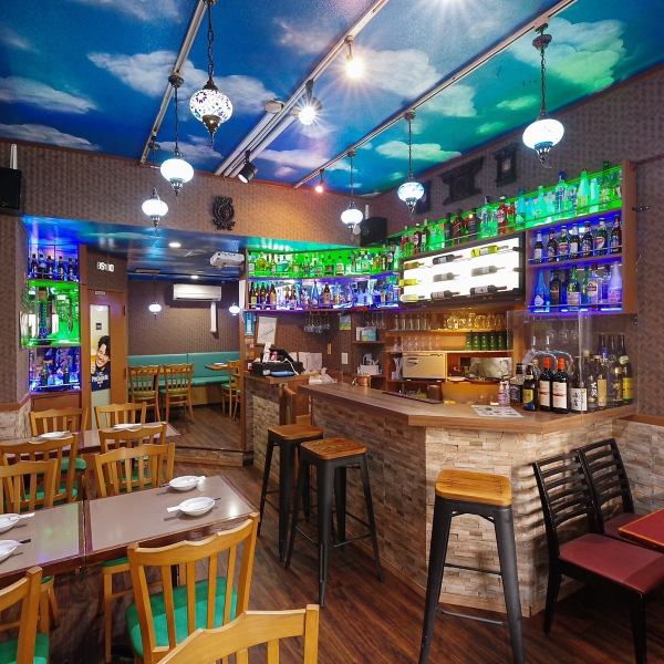 シックな色味の椅子やテーブルでしつらえられた空間♪店内に入ると鮮やかな照明がひときわ目を引くバーカウンターに、種類豊富な美味しいお酒が沢山並べられています。お店の中には本格インドカレーの香りが漂い異国情緒に包まれた魅惑の世界が広がります♪お料理と共にこだわりのインテリアもお楽しみください