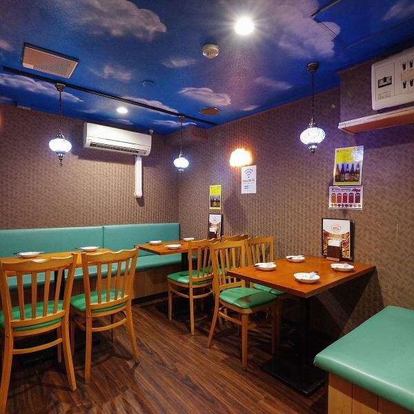 店内の天井には青空が広がり、まるで広い空の下で食事をしているような気分が味わえます！スパイスの香りがひろがる店内は現地のレストランのような雰囲気も◎まるで海外旅行に出かけたかの様な気分でお食事をお楽しみください！お客様にゆっくりとくつろいでいただけるお店作りを目指しております♪
