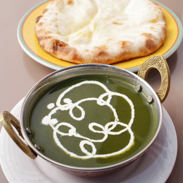 ランチは種類豊富なカレーございます！【ナン　各種】