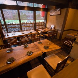 6名様までご利用可能なテーブル席をご用意しています。友人や同僚との飲み会や家族でのお食事などにもご利用いただけます。