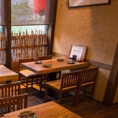 4名様までのテーブル席もございます。友人との飲みなど、少人数での集まりに最適です◎