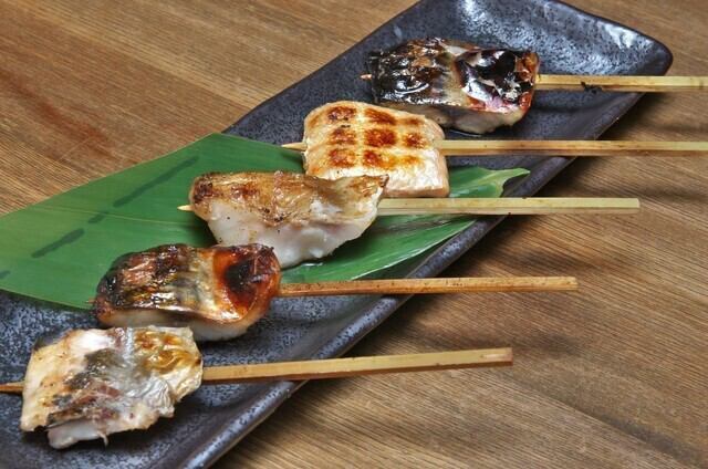 自慢の干物を「魚串」スタイルで　～おまかせ5本串～