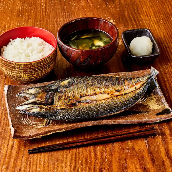 備長炭で焼き上げる自慢の【干物】はお昼の定食でも夜のお酒のあてにも最適です