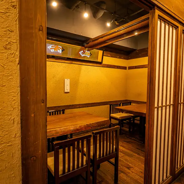 個室席は4名~50名様まで対応可能。1階貸切は最大25名様までOK。半個室もございますので、会社帰りのちょっとした飲み利用から、団体様まで幅広くご利用いただけます。