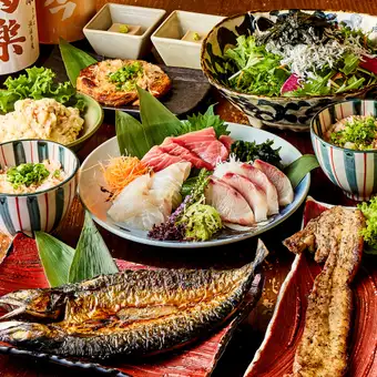 【超值套餐】<包含2小时畅饮>共8道菜，包括新鲜刺身、我们著名的番助鲭鱼和黑胡椒烤三玄猪肉。