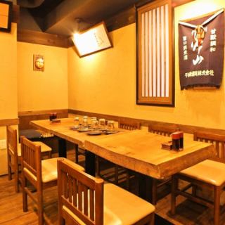 2階フロアは通り沿いのテーブル席は15名様から20名様までの個室でのご利用もできます。