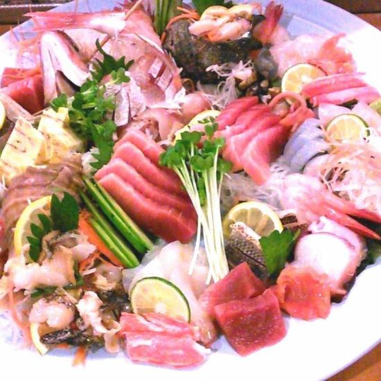 享受用新鲜食材制成的生鱼片和寿司◎