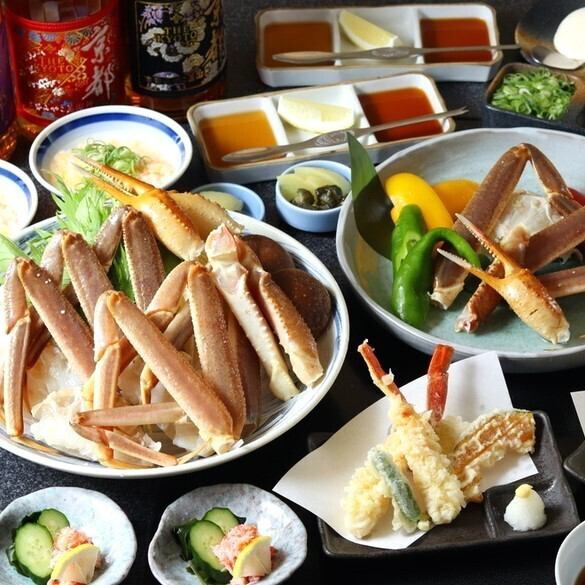 【蟹肉套餐】主菜有烤蟹、蟹肉壽喜燒，還有蟹肉天婦羅，請盡情享受蟹肉料理的每一口吧