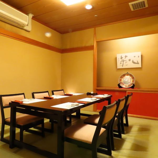 我们的榻榻米包厢是公司宴会和商务招待的热门之选!我们的榻榻米包厢可供小团体使用,非常适合举办宴会和商务招待。当然,也欢迎多人聚会!您可以尽情享受,而不必担心周围的人。此外,所有 Yamadome 菜肴均单独供应。如果您有任何疑问,请随时与我们联系,以便您可以安心使用我们的服务。